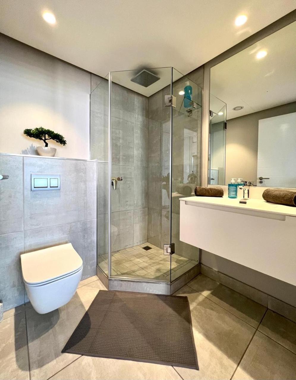Skyline Views Stylish With Pool, Parking No Load Shedding * Cape Town