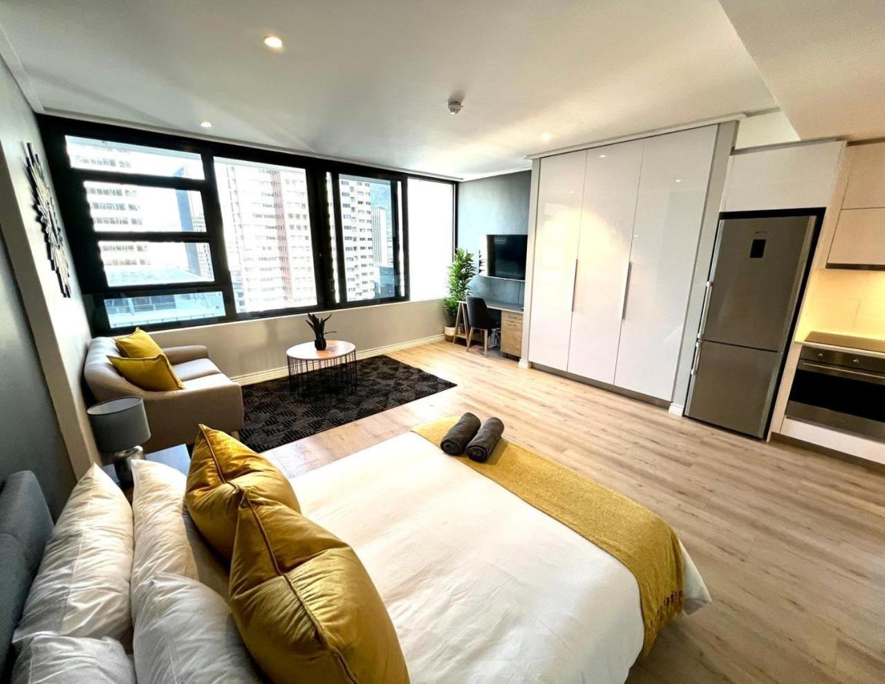 Skyline Views Stylish With Pool, Parking No Load Shedding *