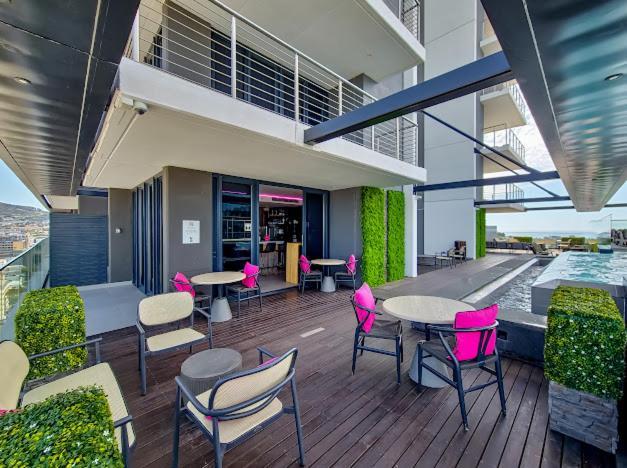 Apartment Skyline Views Stylish With Pool, Parking No Load Shedding